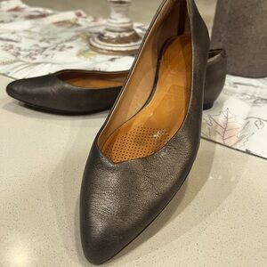 Corso Como Julia Flat Shoes Size 7.5 Pewter Leather Pointed Toe Flat Comfortable
